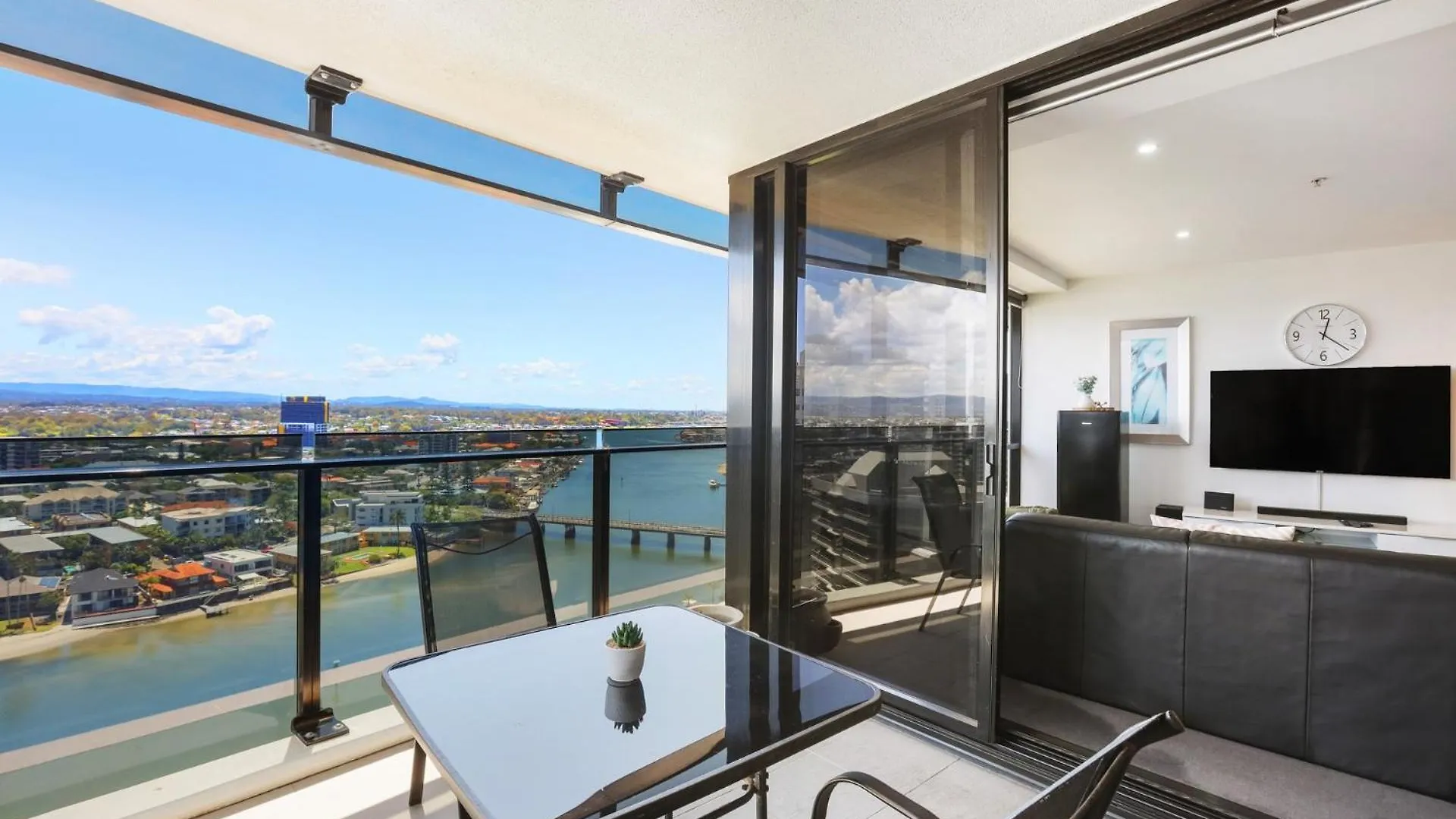 Apartment Circle On Cavill 2, 3, 4 & 5 Bedroom Skyhomes & Sub Penthouses By Holidays *