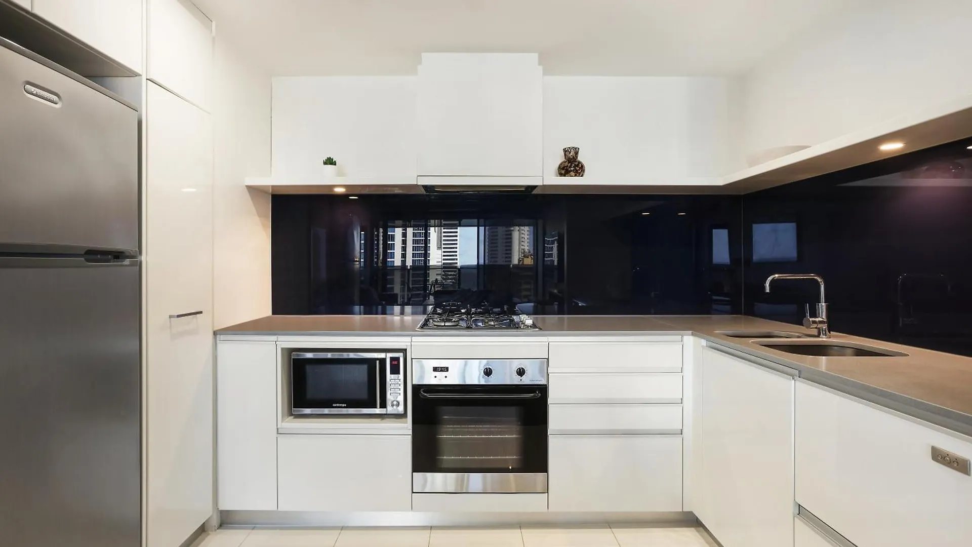 Apartment Circle On Cavill 2, 3, 4 & 5 Bedroom Skyhomes & Sub Penthouses By Holidays *