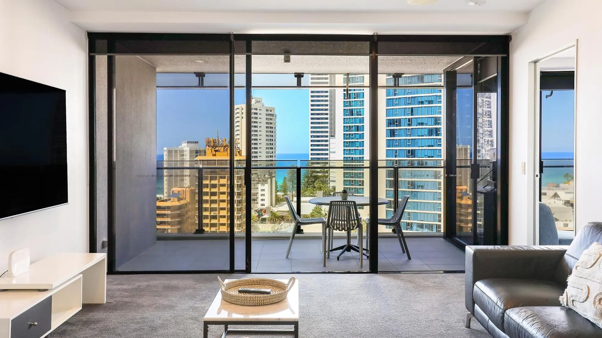 Apartment Circle On Cavill 2, 3, 4 & 5 Bedroom Skyhomes & Sub Penthouses By Holidays Gold Coast