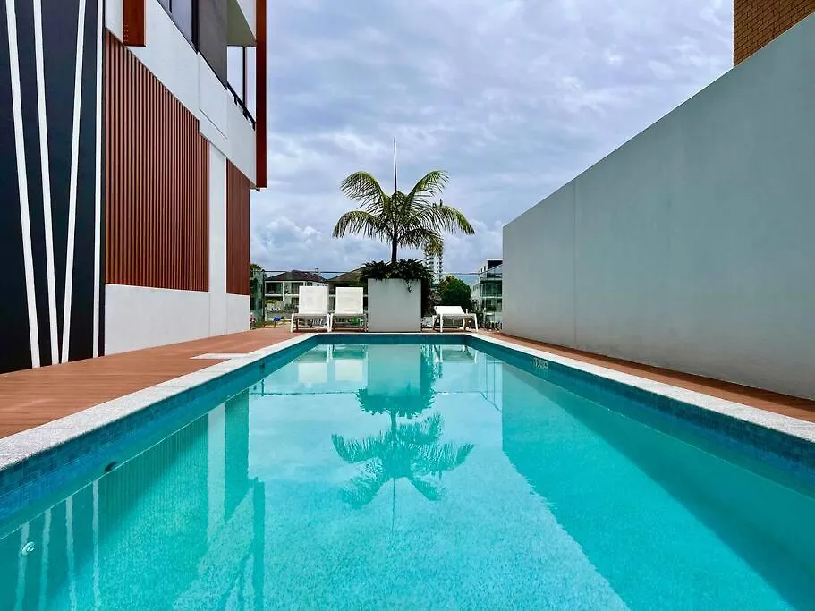 Romantic In Surfers Apartment
