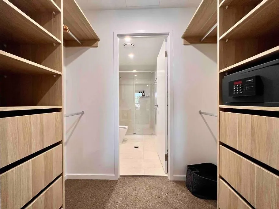 Family In Surfers Paradise Apartment *
