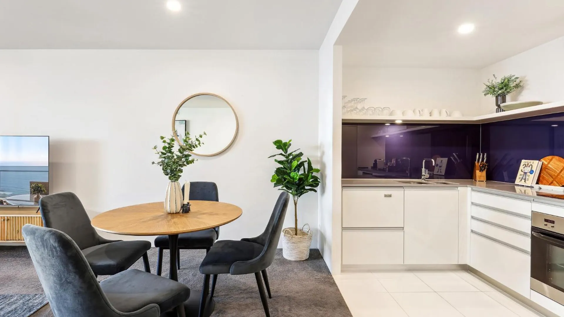 Circle On Cavill Luxe 2-bed With Views & Pool Gold Coast