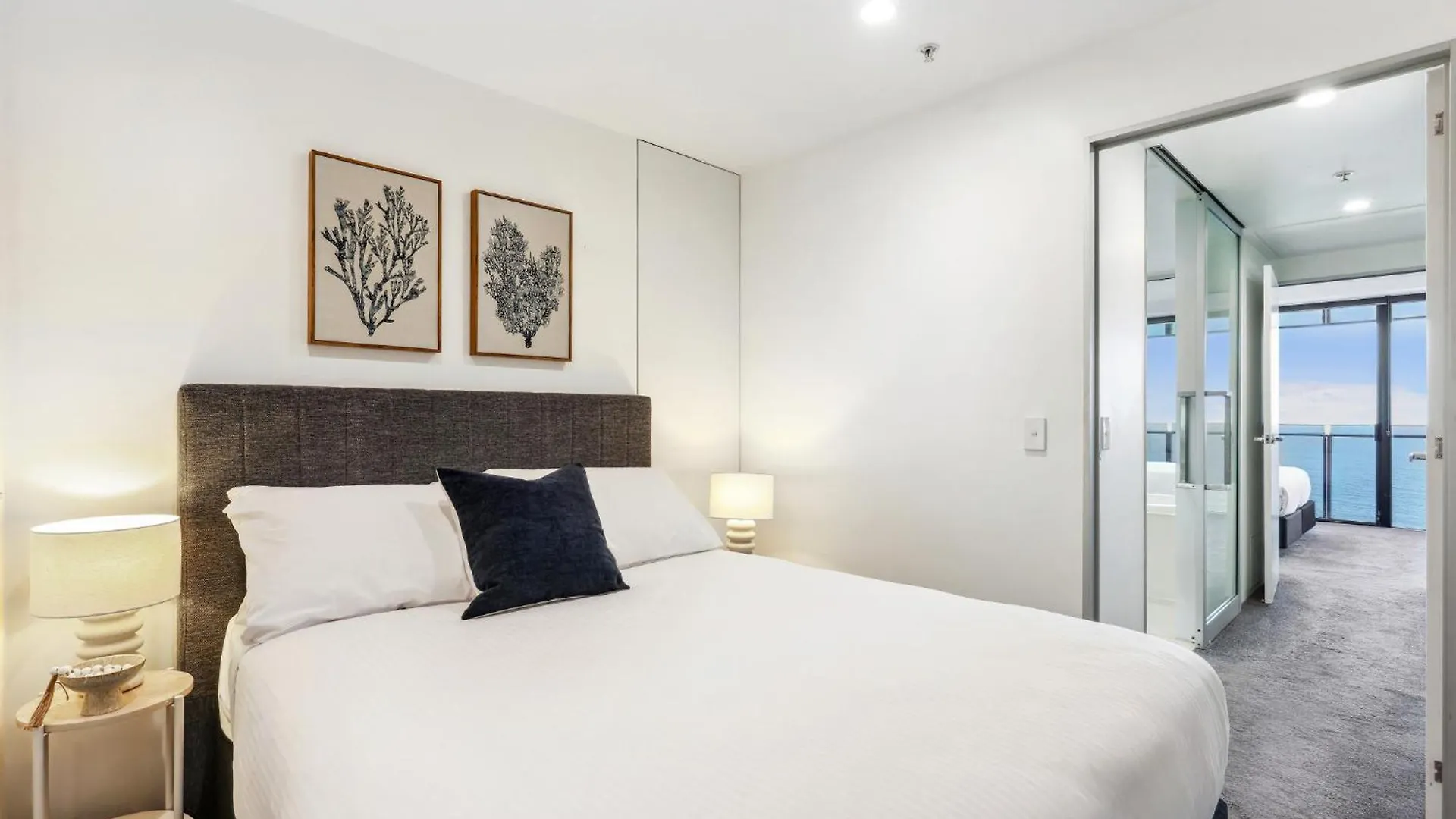 Circle On Cavill Luxe 2-bed With Views & Pool * Gold Coast