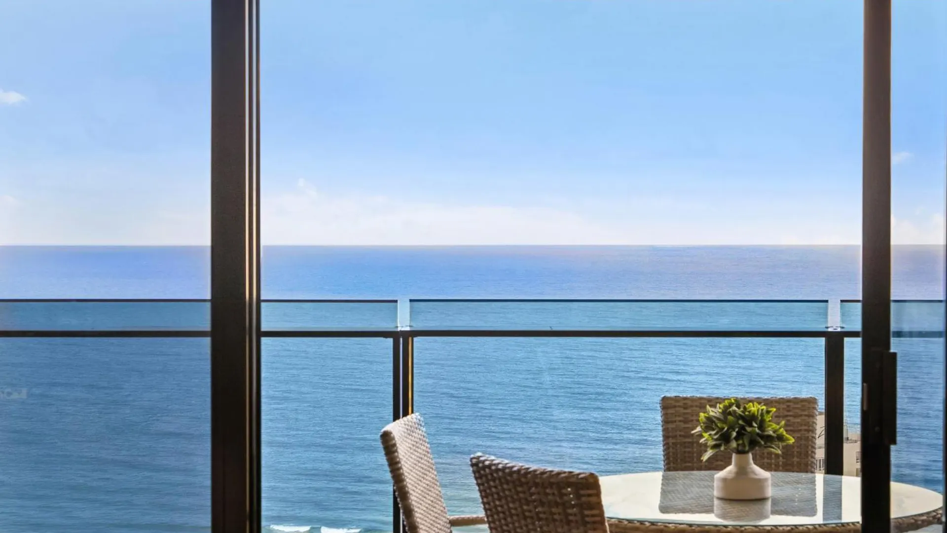 Circle On Cavill Luxe 2-bed With Views & Pool Gold Coast