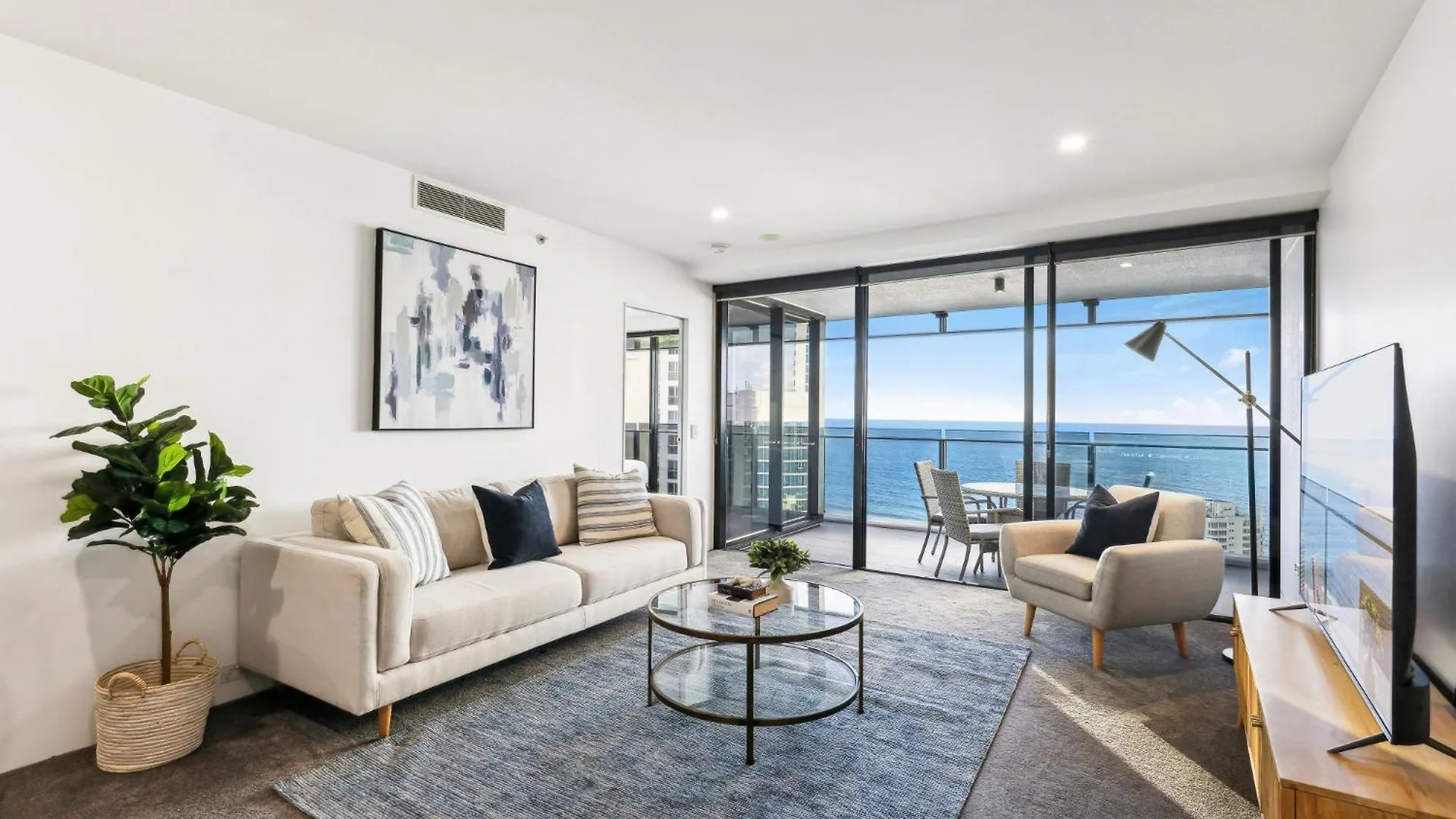 Circle On Cavill Luxe 2-bed With Views & Pool Apartment Gold Coast