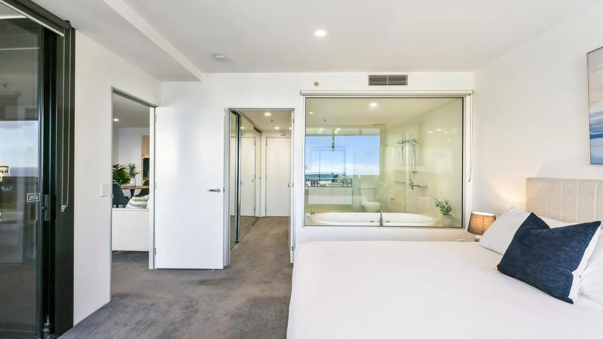 Circle On Cavill Luxe 2-bed With Views & Pool Apartment