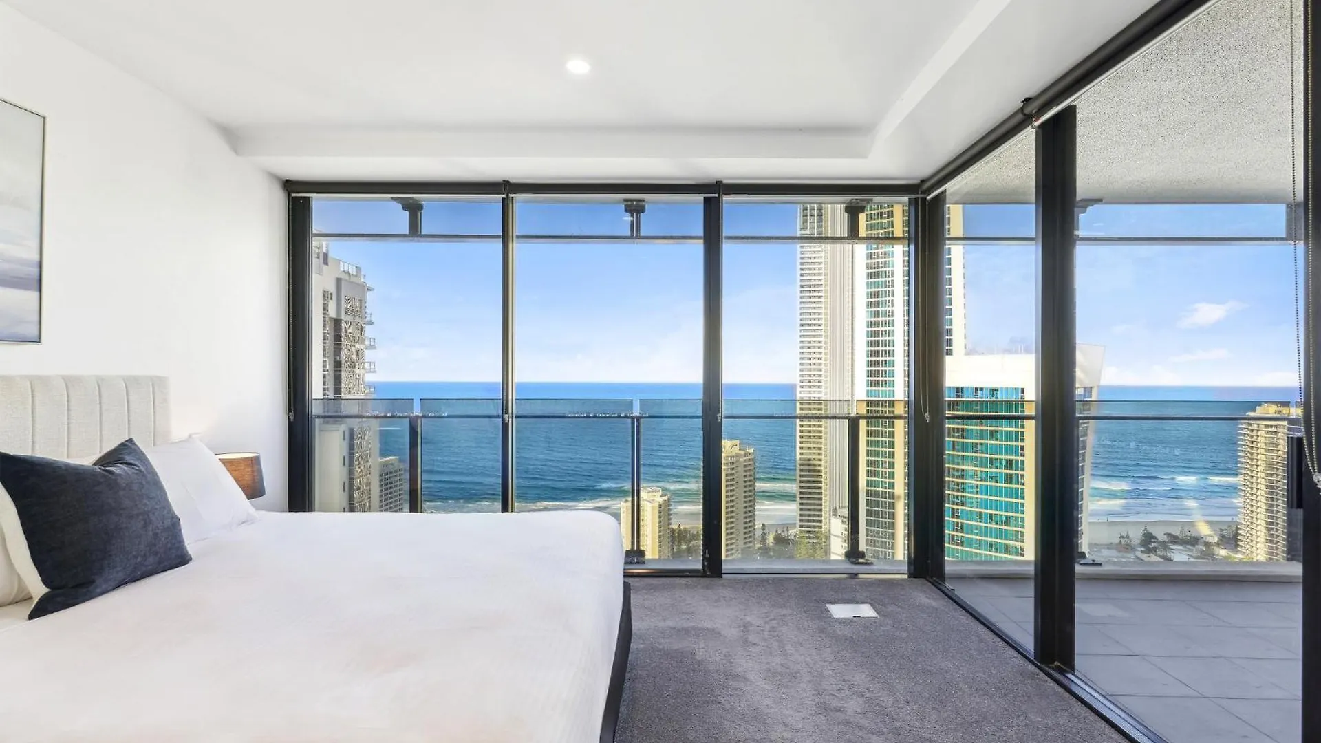 Apartment Circle On Cavill Luxe 2-bed With Views & Pool