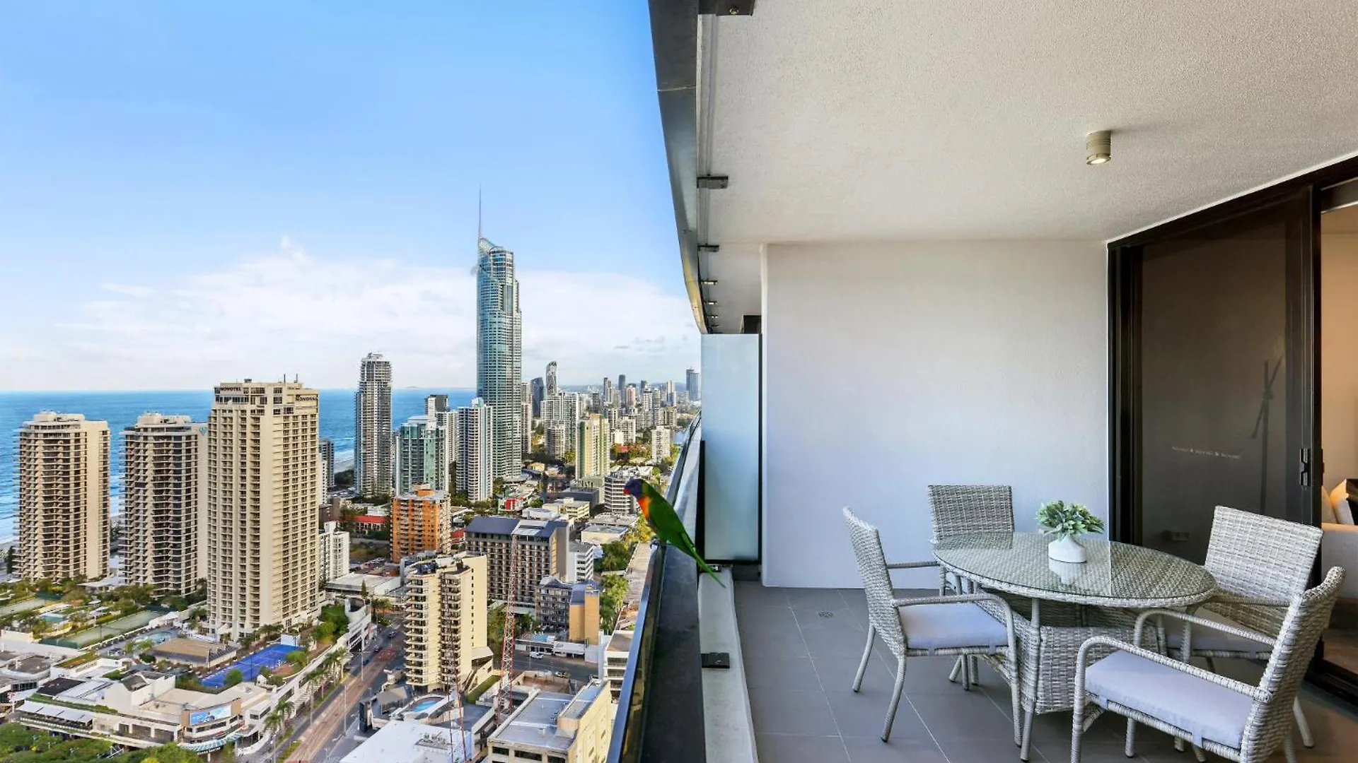Apartment Circle On Cavill Luxe 2-bed With Views & Pool Gold Coast