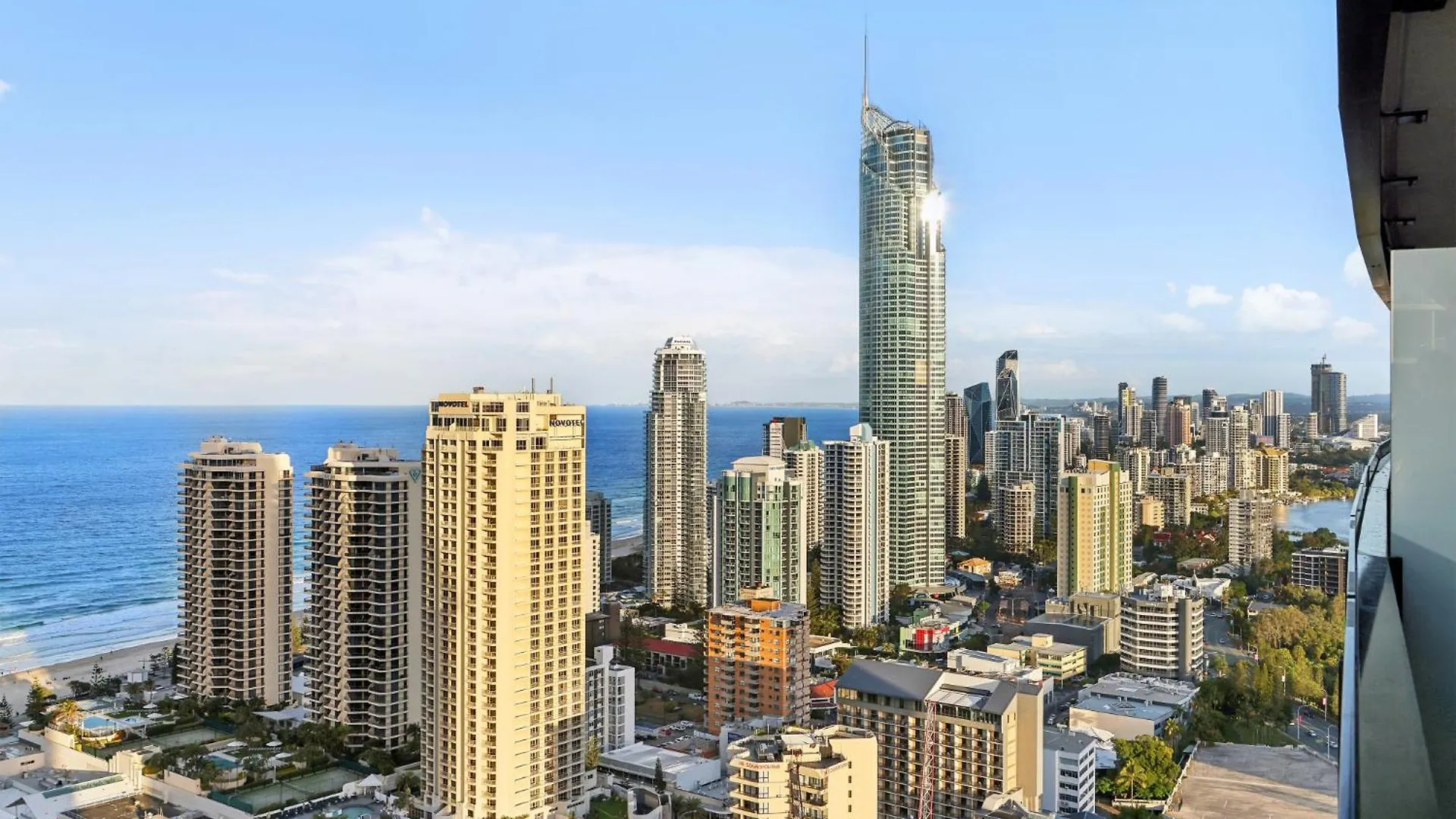 Apartment Circle On Cavill Luxe 2-bed With Views & Pool
