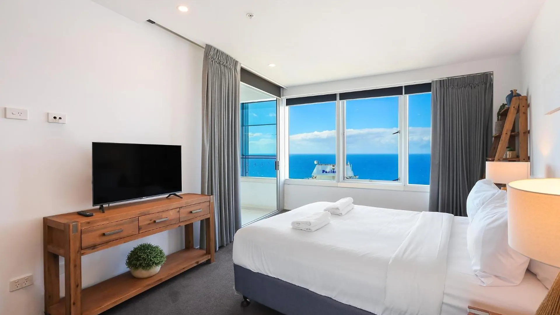 Tallest Tower Skyhomes | 9 Hamilton Avenue Apartmán