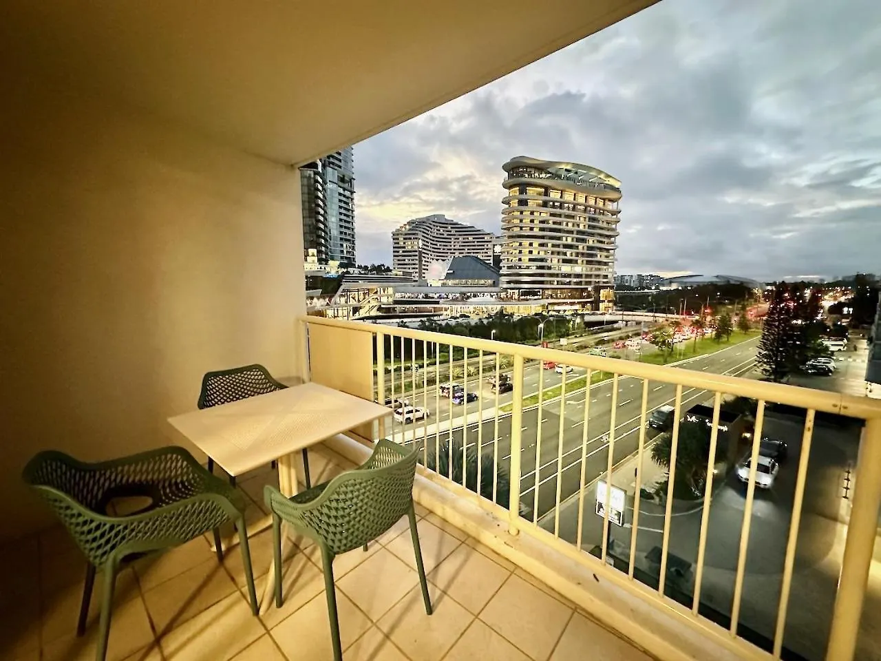 Apartment Broadbeach 600