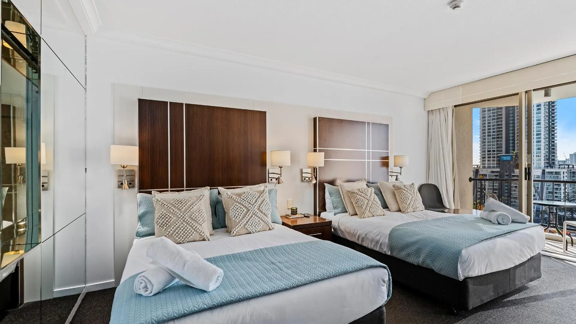 Twin Units In The Heart Of Surfers Paradise - Q *