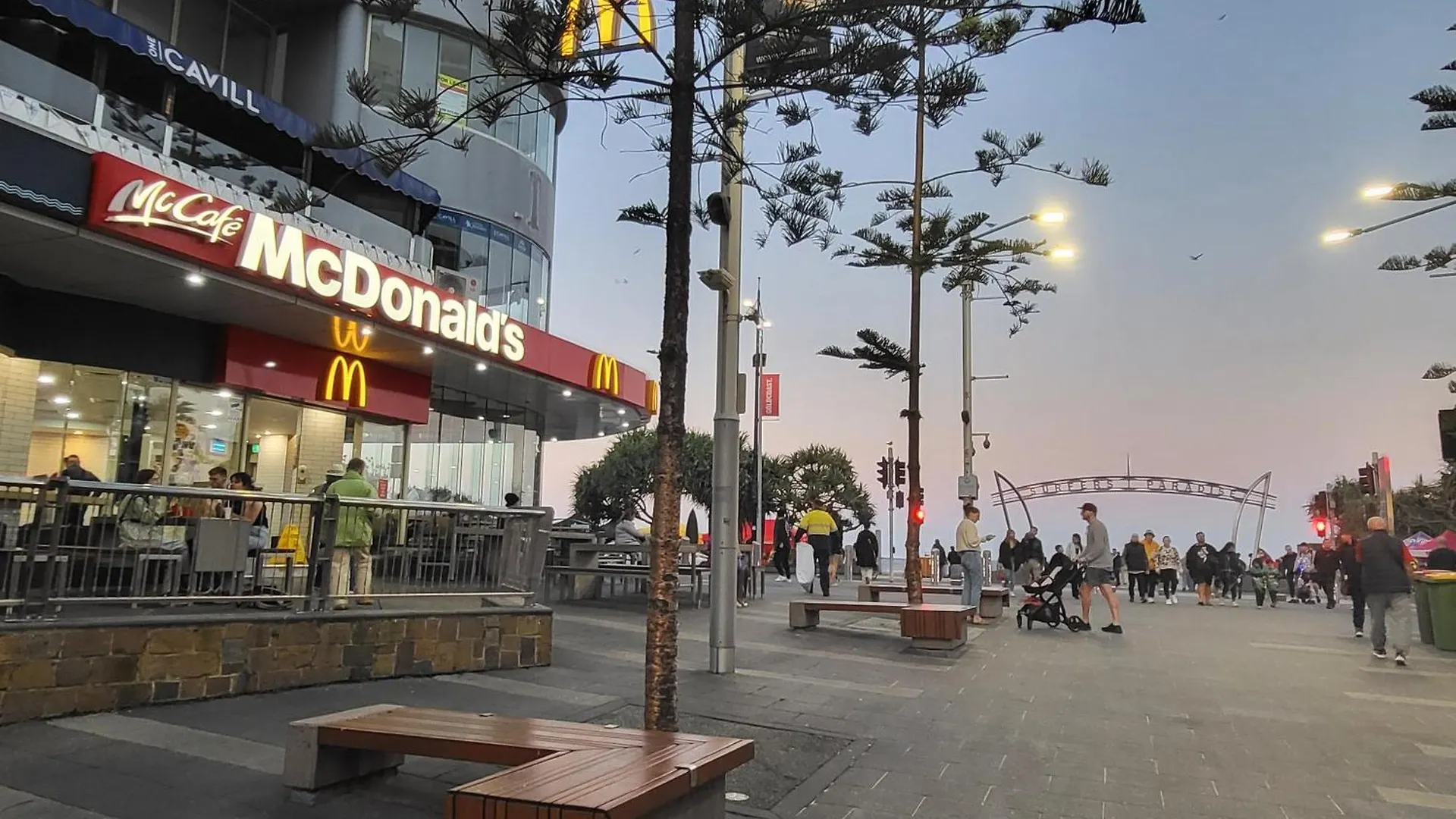 Beachside In The Heart Of Surfers Paradise - Free Parking Apartment *