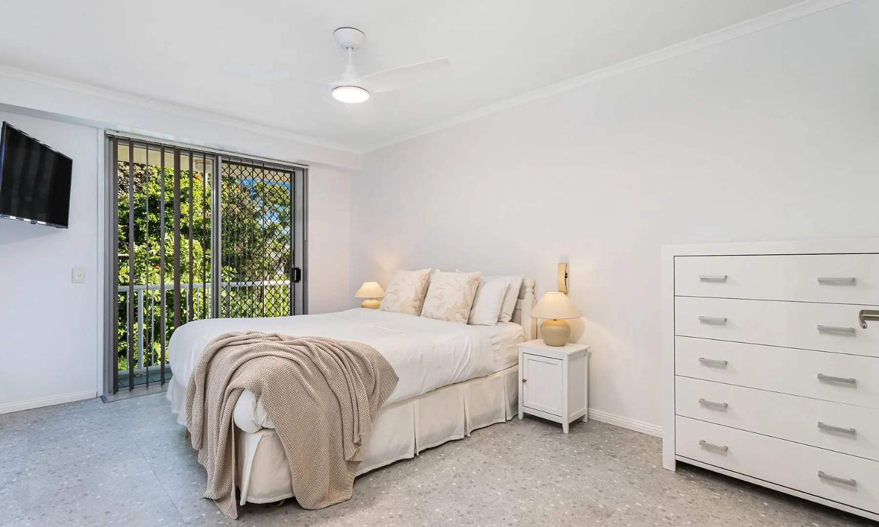 Poinsettia Beach Broadwater Retreat *