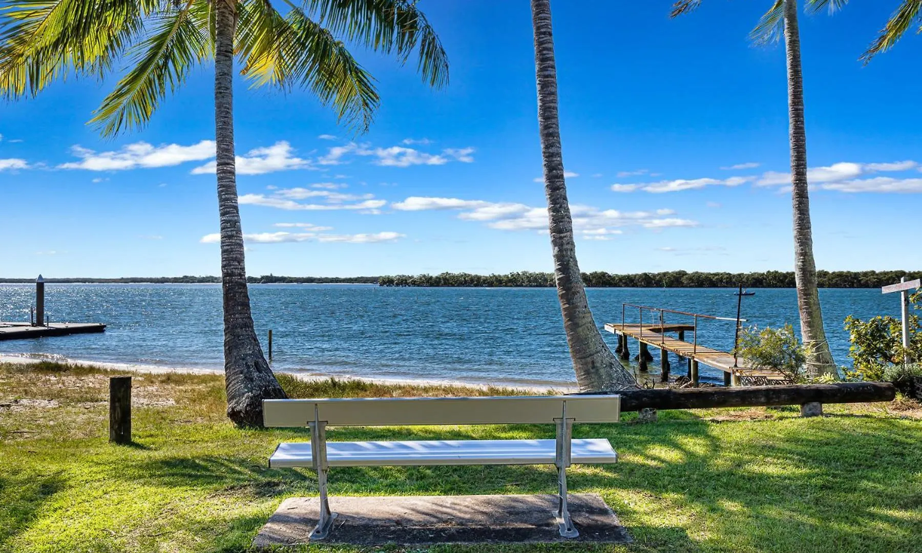 Poinsettia Beach Broadwater Retreat *