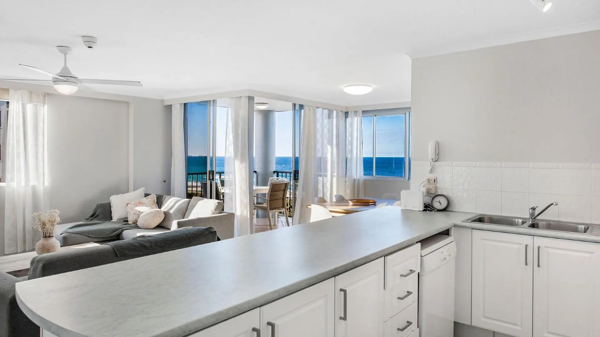 Beachfront Two Bedroom Broadbeach - Coasthm Apartment Gold Coast