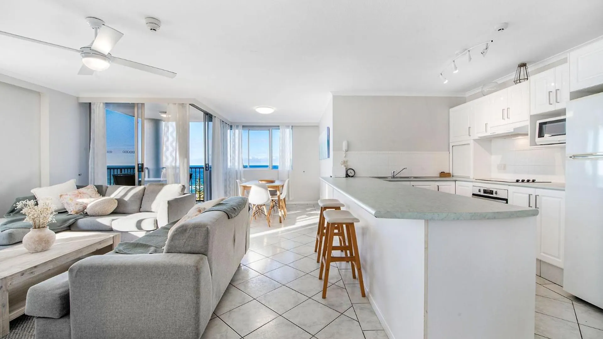 Beachfront Two Bedroom Broadbeach - Coasthm Apartment *