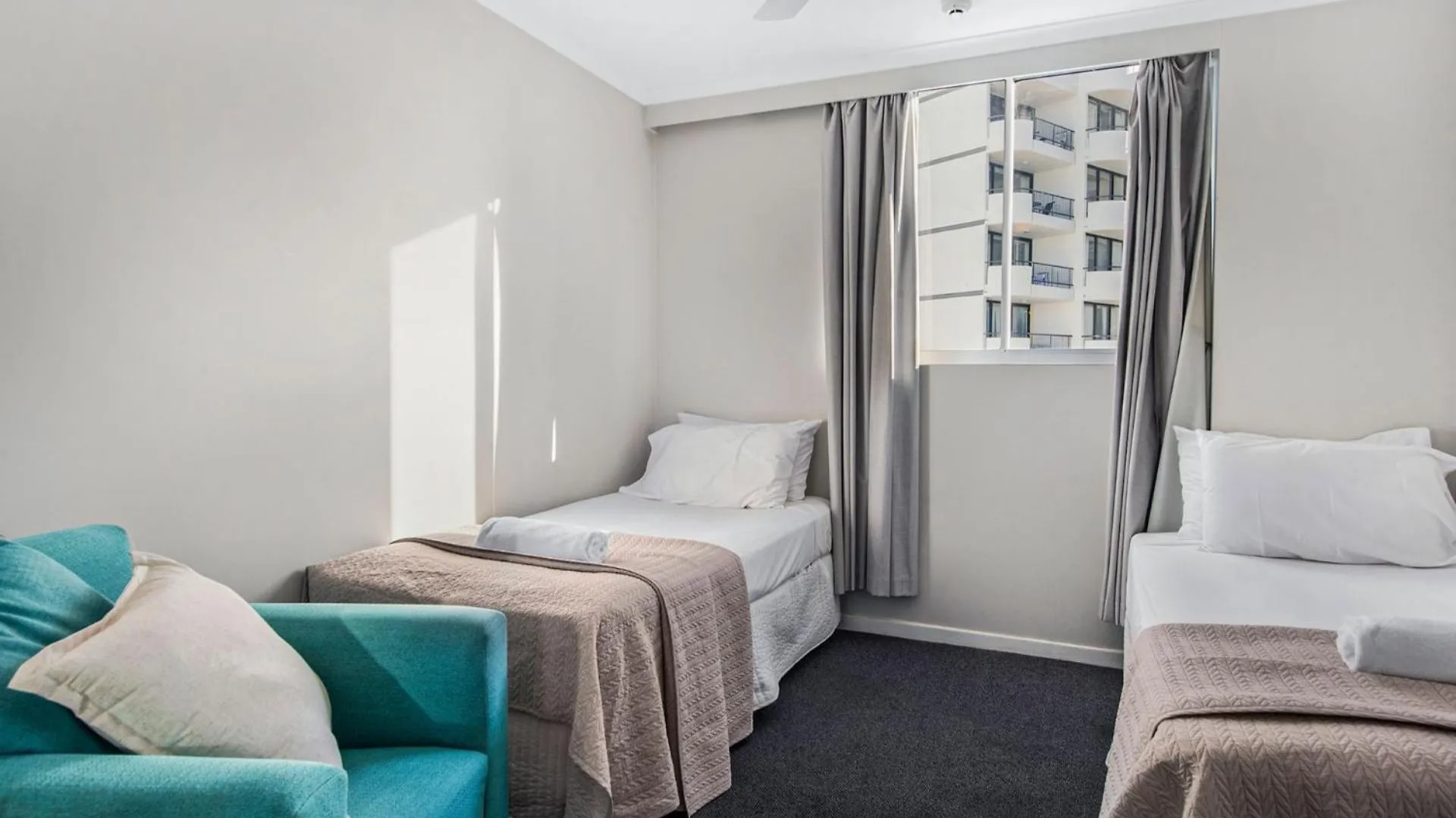Beachfront Two Bedroom Broadbeach - Coasthm Apartment *