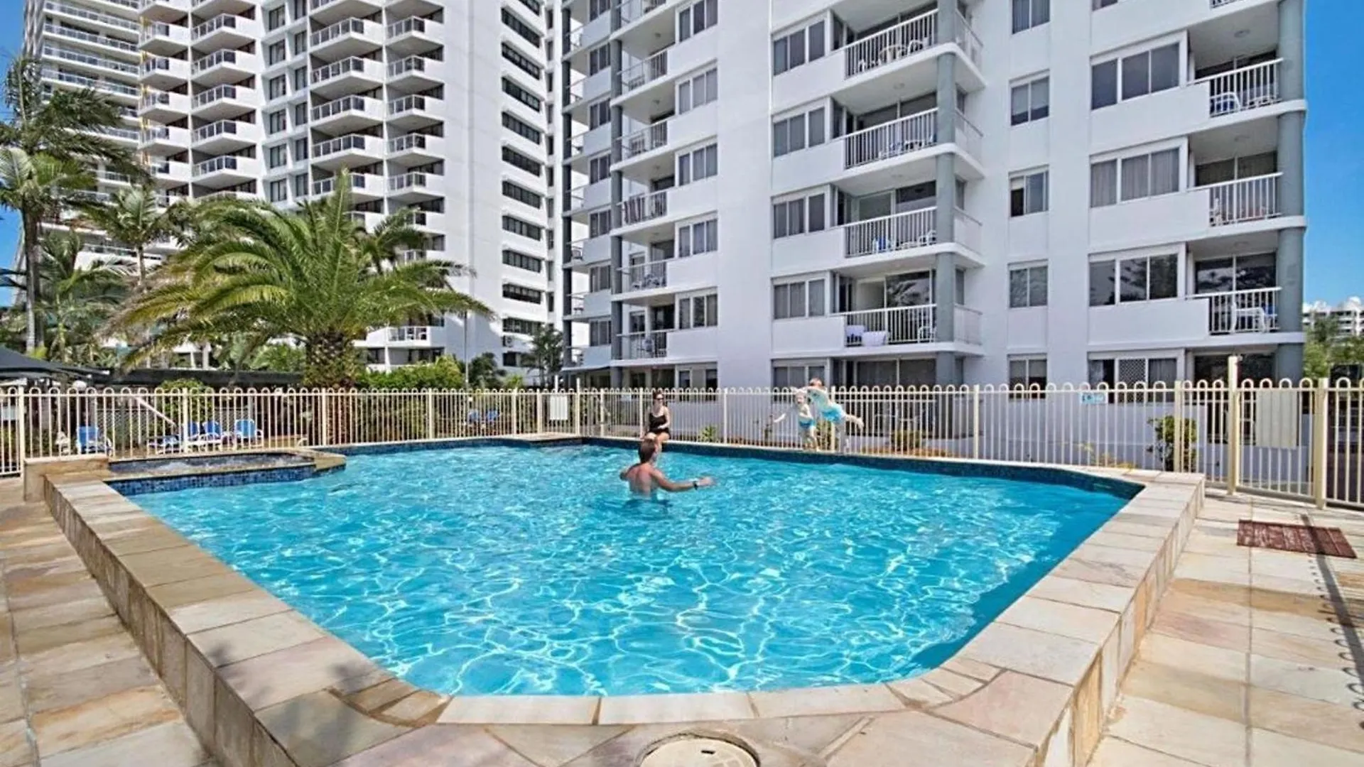 Beachfront Two Bedroom Broadbeach - Coasthm *