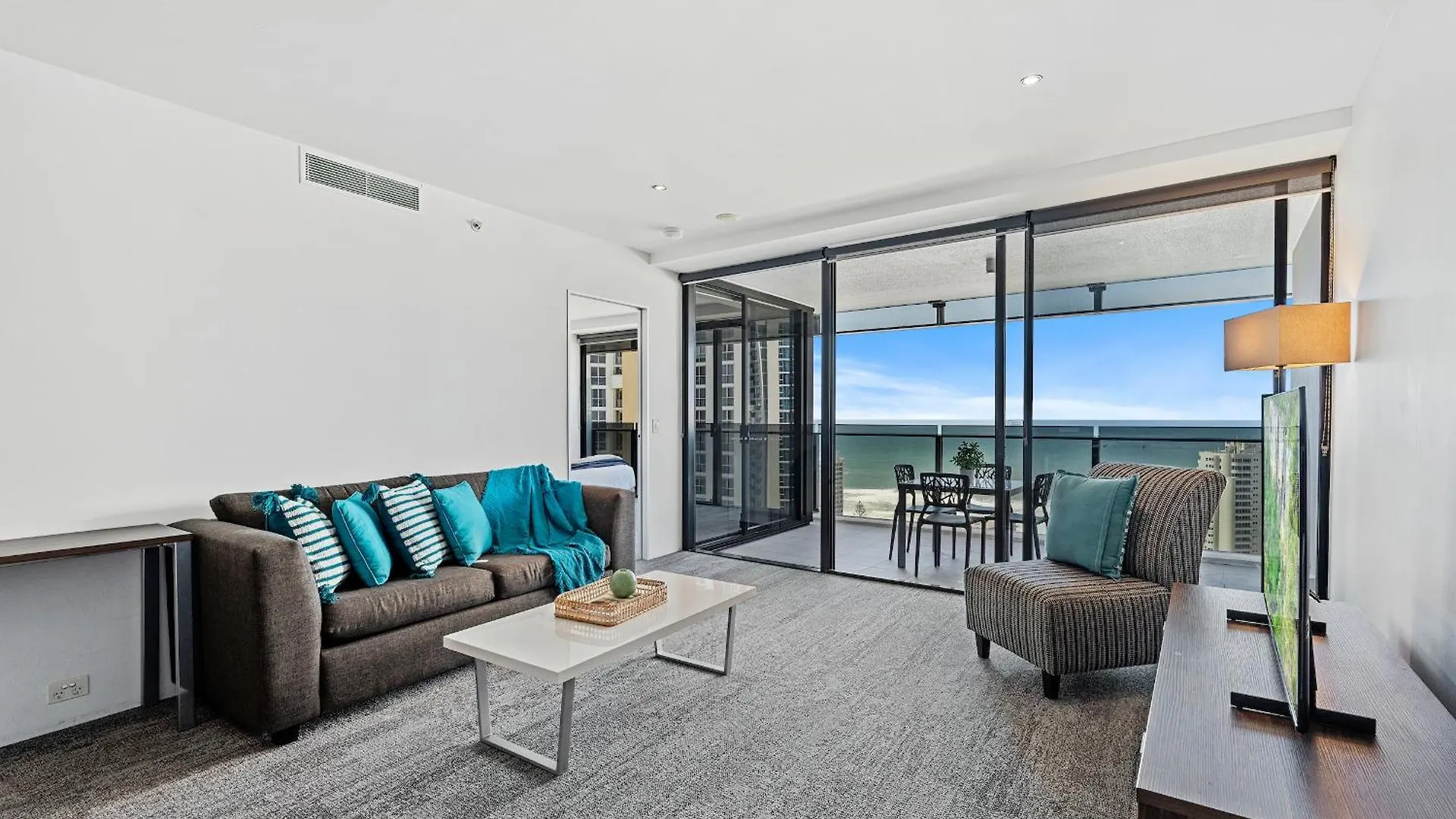 Apartment Circle On Cavill - Hosted By Coastal Letting