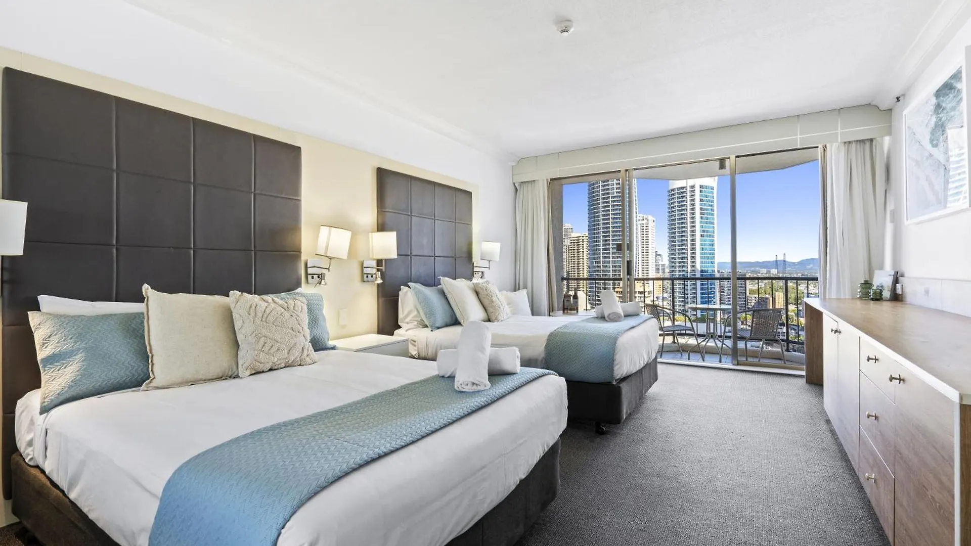 Twin Units In The Heart Of Surfers Paradise - Q Apartment