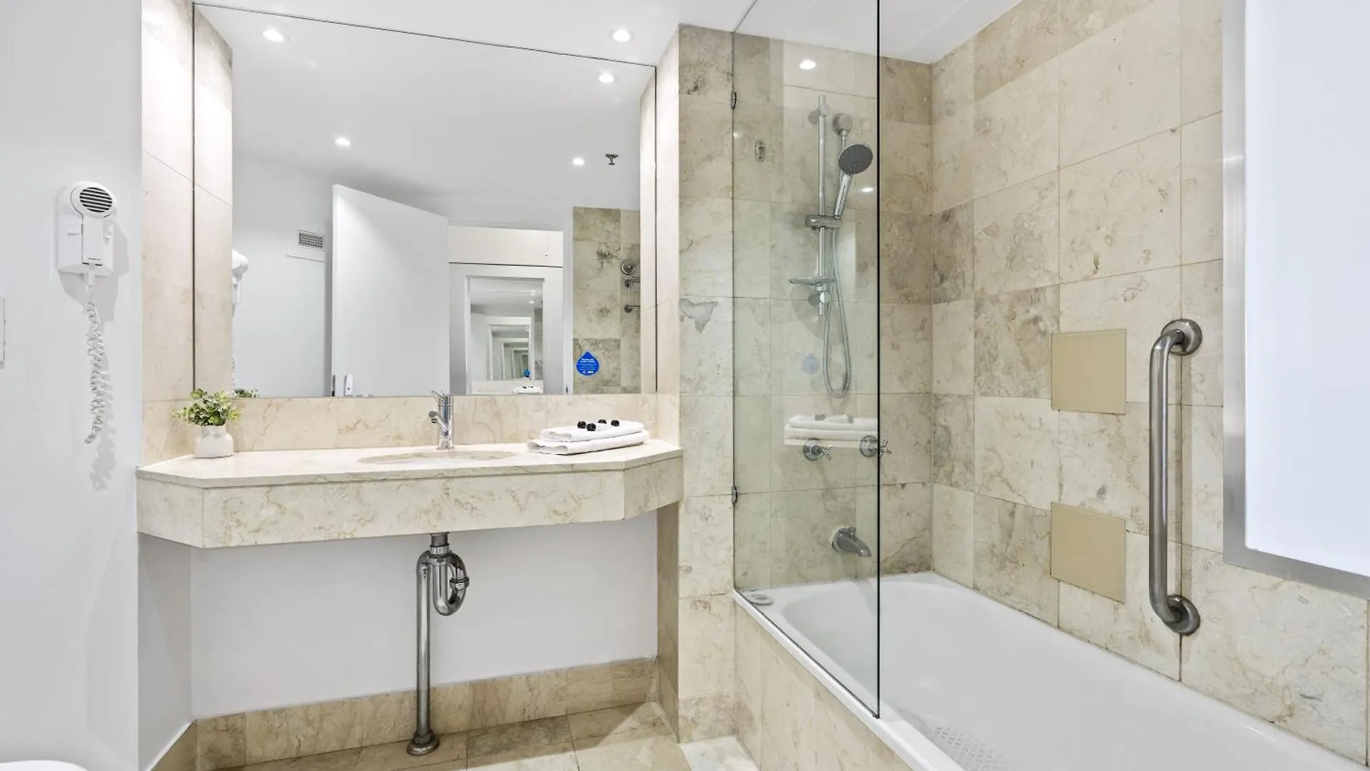 Modern Twin Units In Surfers Paradise - Q Apartment