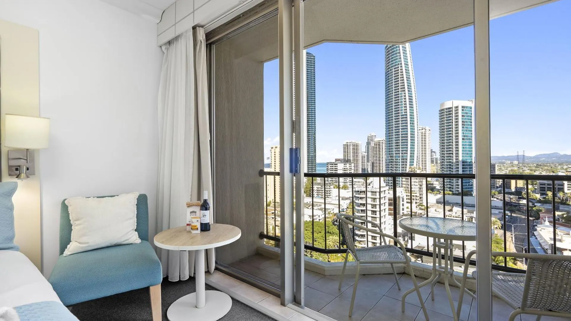 Modern Twin Units In Surfers Paradise - Q Apartment