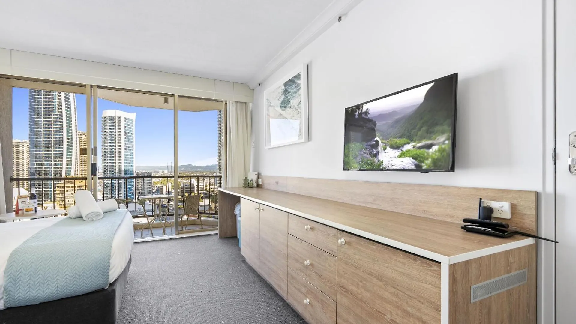 Modern Twin Units In Surfers Paradise - Q *
