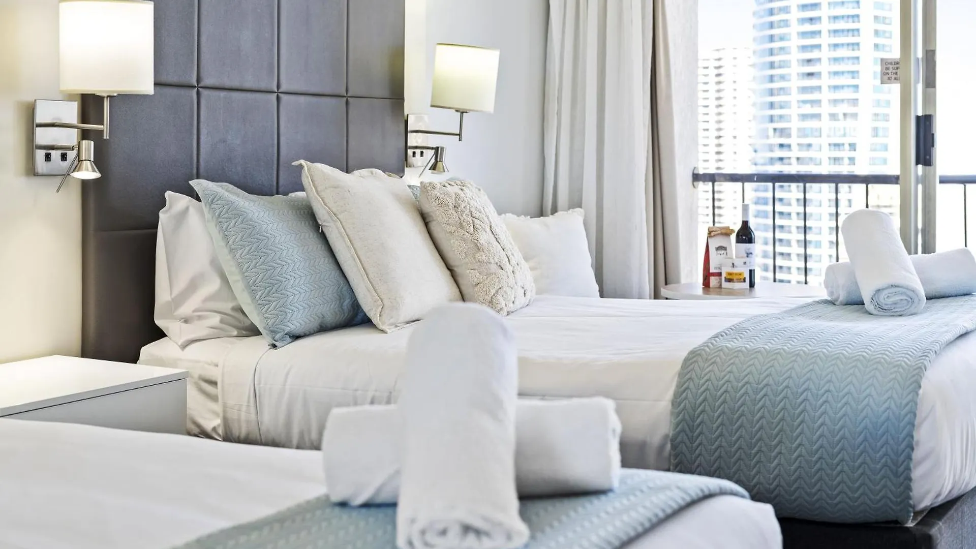 Modern Twin Units In Surfers Paradise - Q Apartment *
