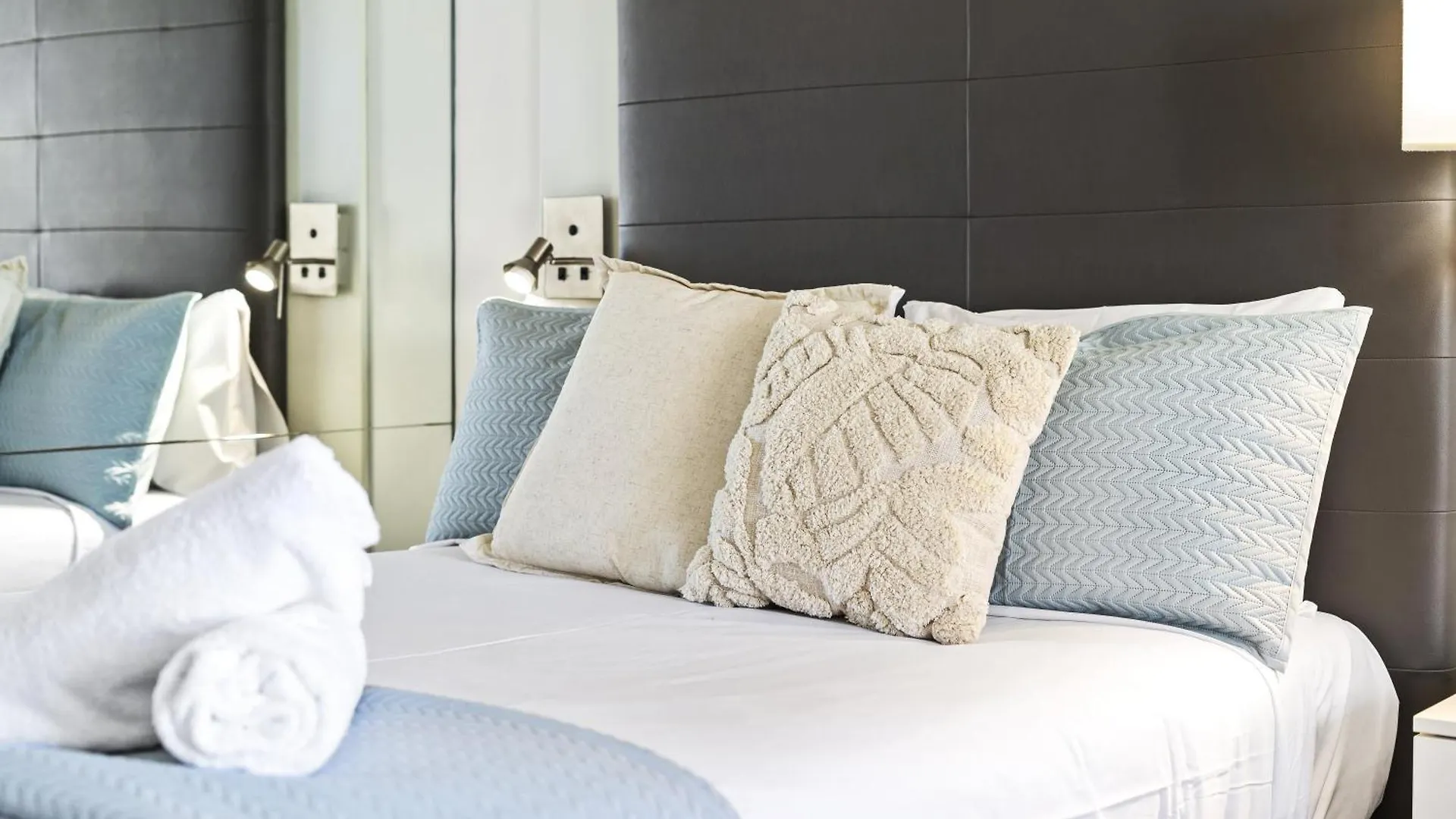 Modern Twin Units In Surfers Paradise - Q Apartment *