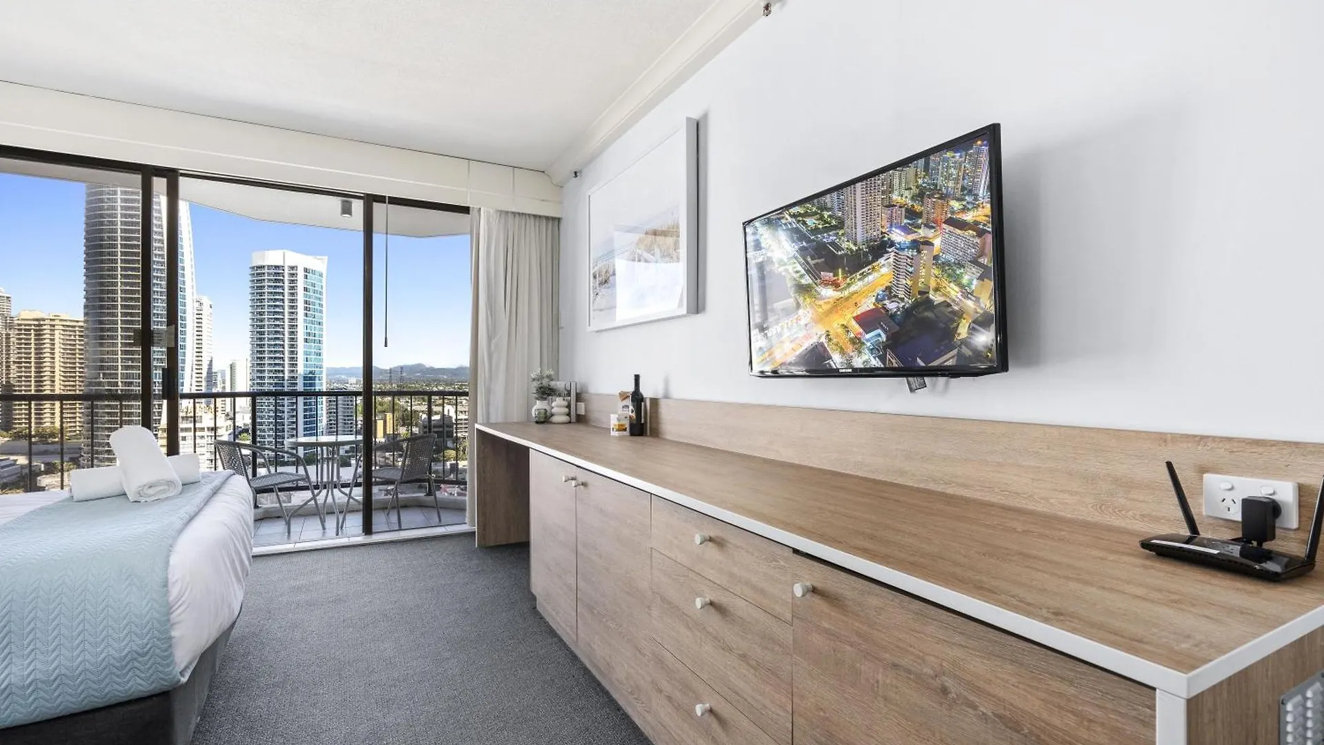 Modern Twin Units In Surfers Paradise - Q *