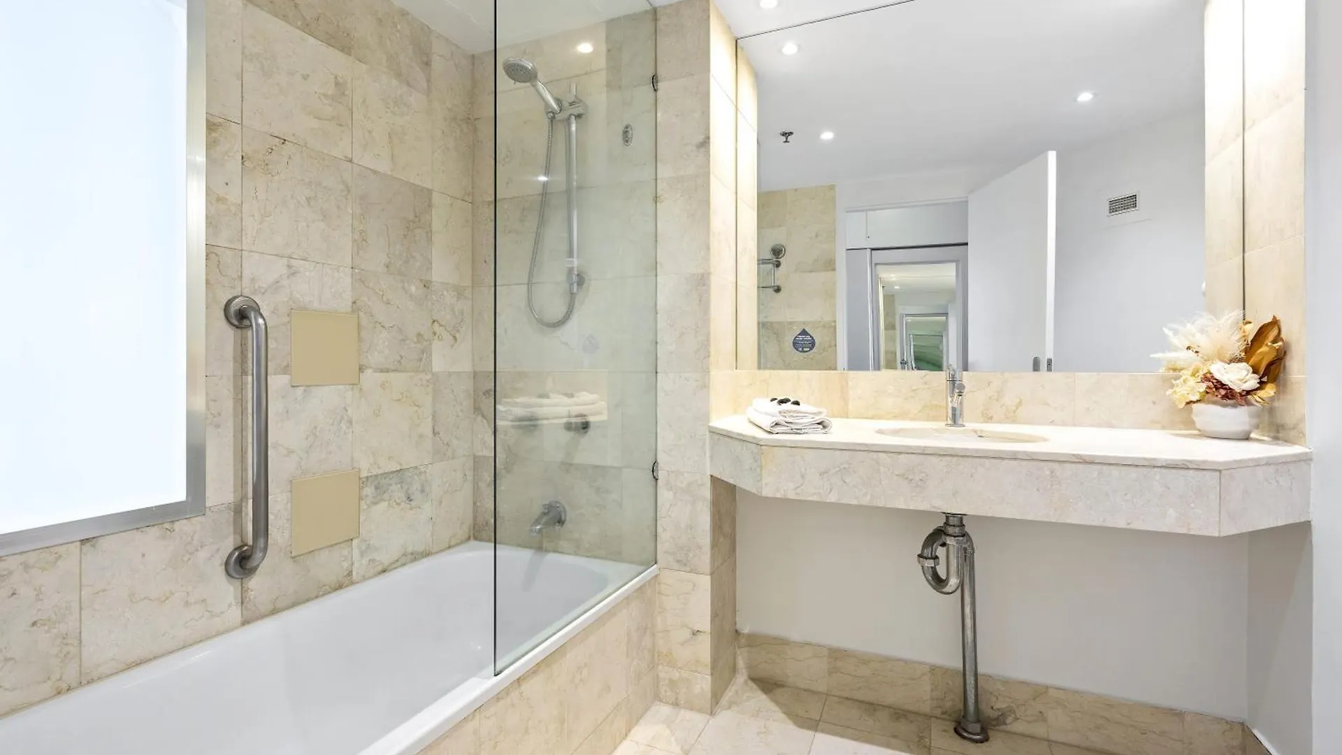 Modern Twin Units In Surfers Paradise - Q *