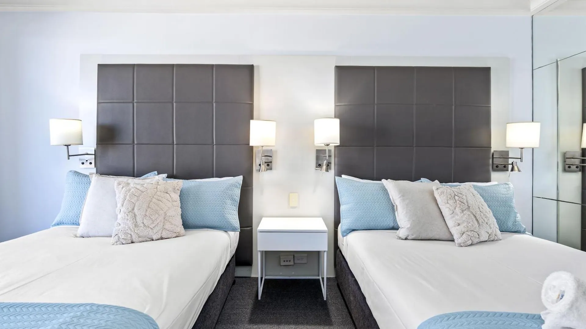 Modern Twin Units In Surfers Paradise - Q * Gold Coast