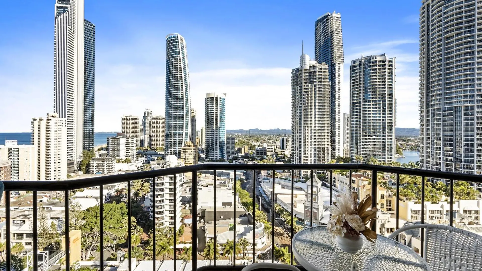 Modern Twin Units In Surfers Paradise - Q *