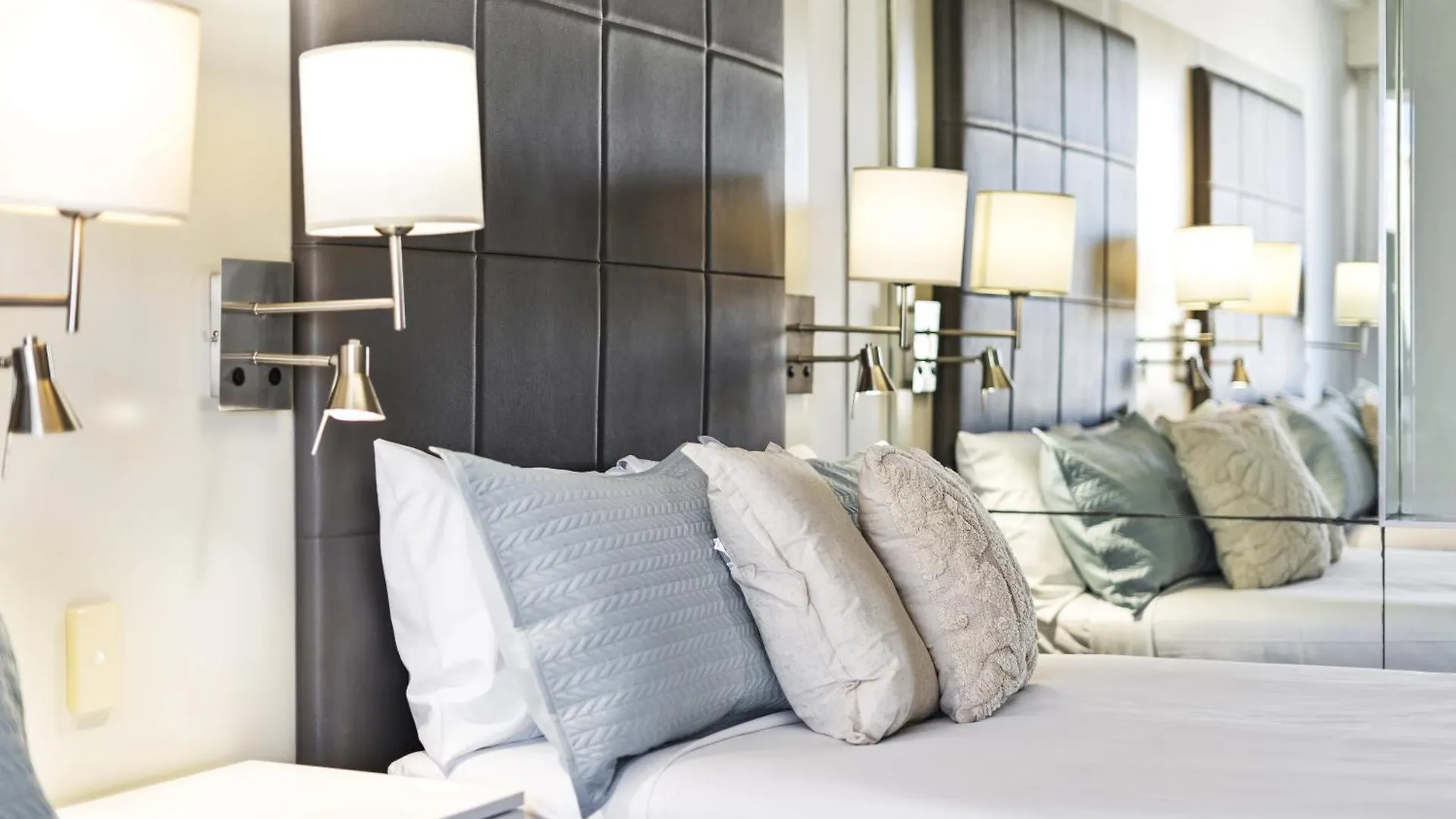 Modern Twin Units In Surfers Paradise - Q Gold Coast
