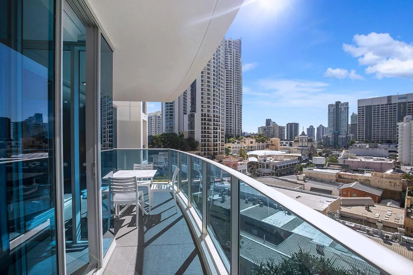 Meets Coast - Modern Haven By The Apartment *