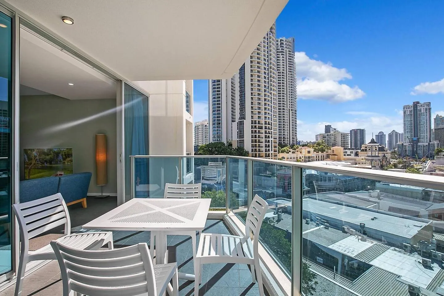 Apartment Meets Coast - Modern Haven By The