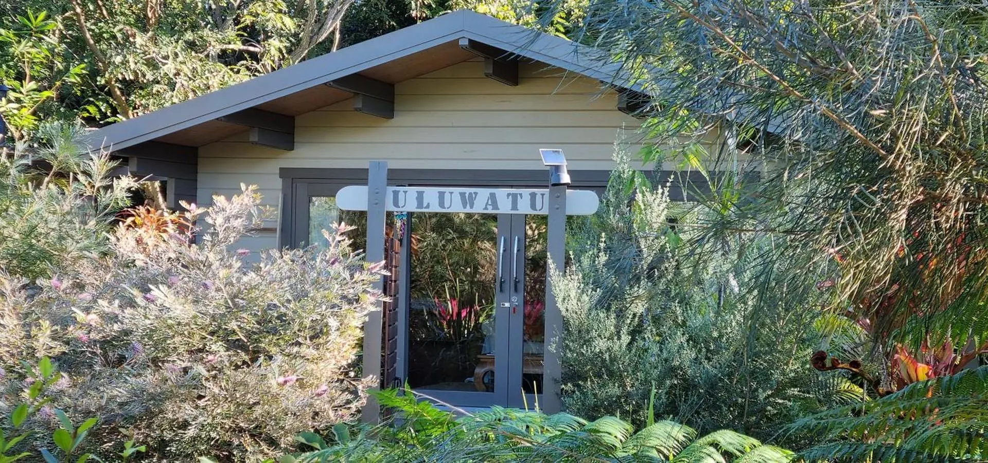 Healing Garden - California King Bed - Uluwatu Guest house Gold Coast