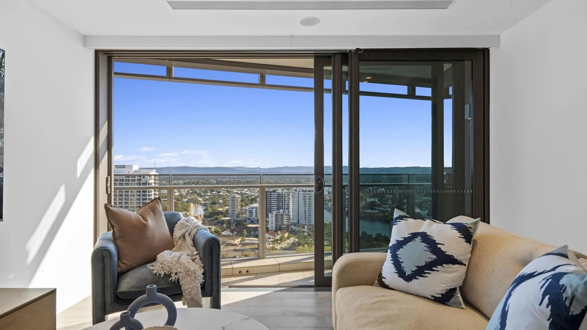 Apartment Luxury Units At The Jewel Residences - Q *