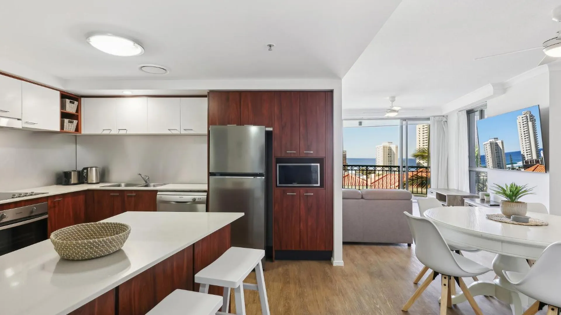 Beachside 2-bed With Parking, Pools, Spa, Gym, Bbq Apartment *
