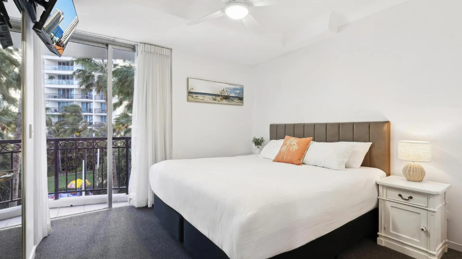 Beachside 2-bed With Parking, Pools, Spa, Gym, Bbq * Gold Coast