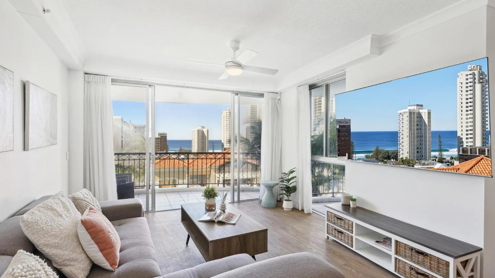 Apartment Beachside 2-bed With Parking, Pools, Spa, Gym, Bbq *