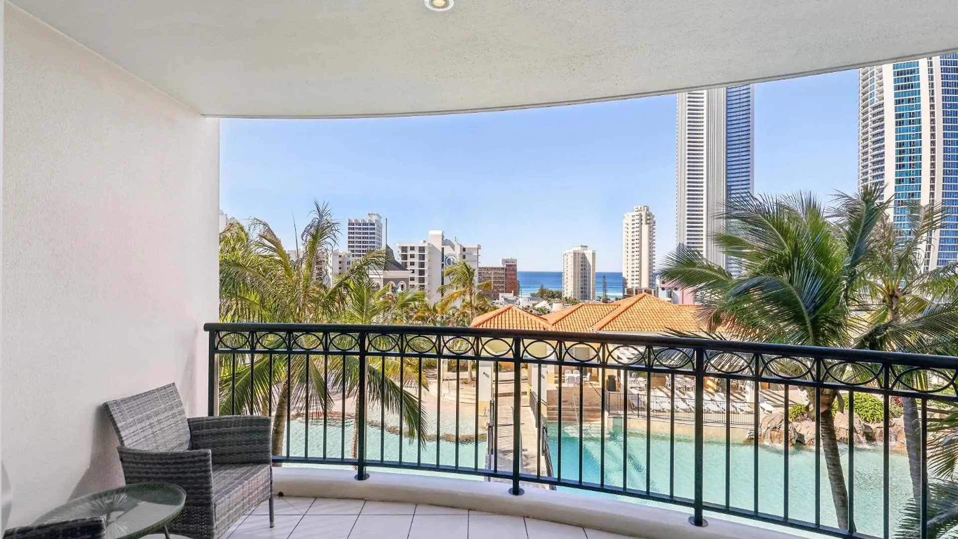 Apartment Beachside 2-bed With Parking, Pools, Spa, Gym, Bbq