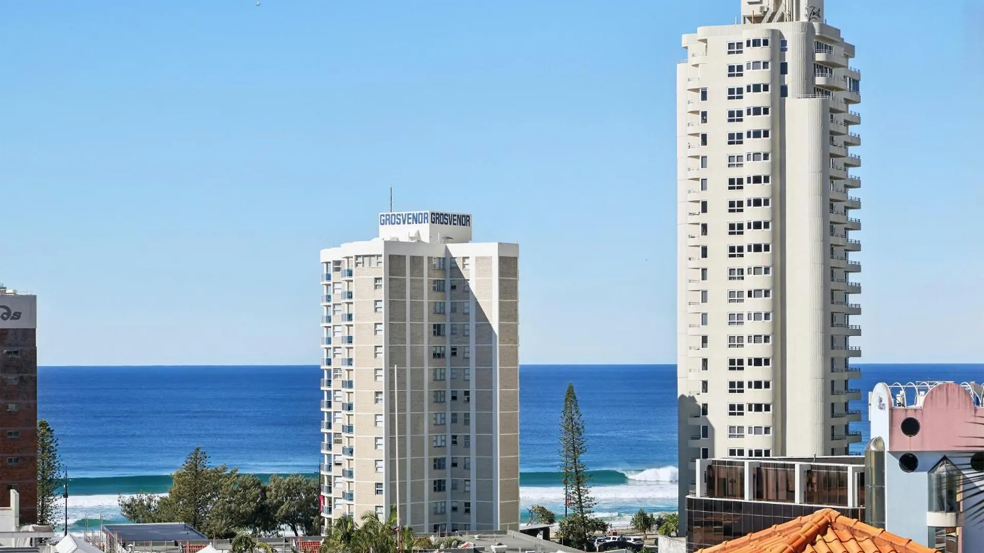 Apartment Beachside 2-bed With Parking, Pools, Spa, Gym, Bbq *