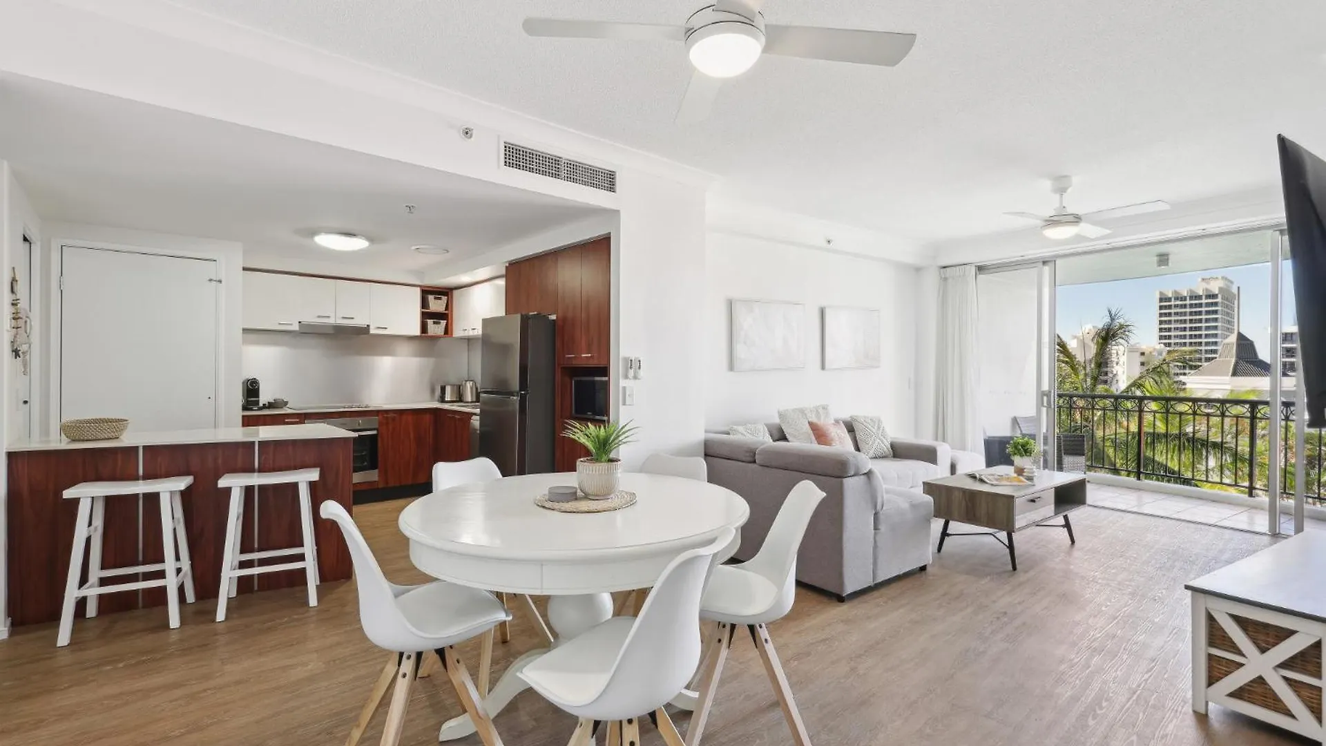 Beachside 2-bed With Parking, Pools, Spa, Gym, Bbq Apartment *