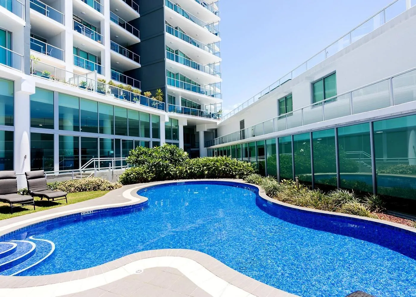 Modern 2 Bedroom Apt Near Tram & Ocean Apartment *