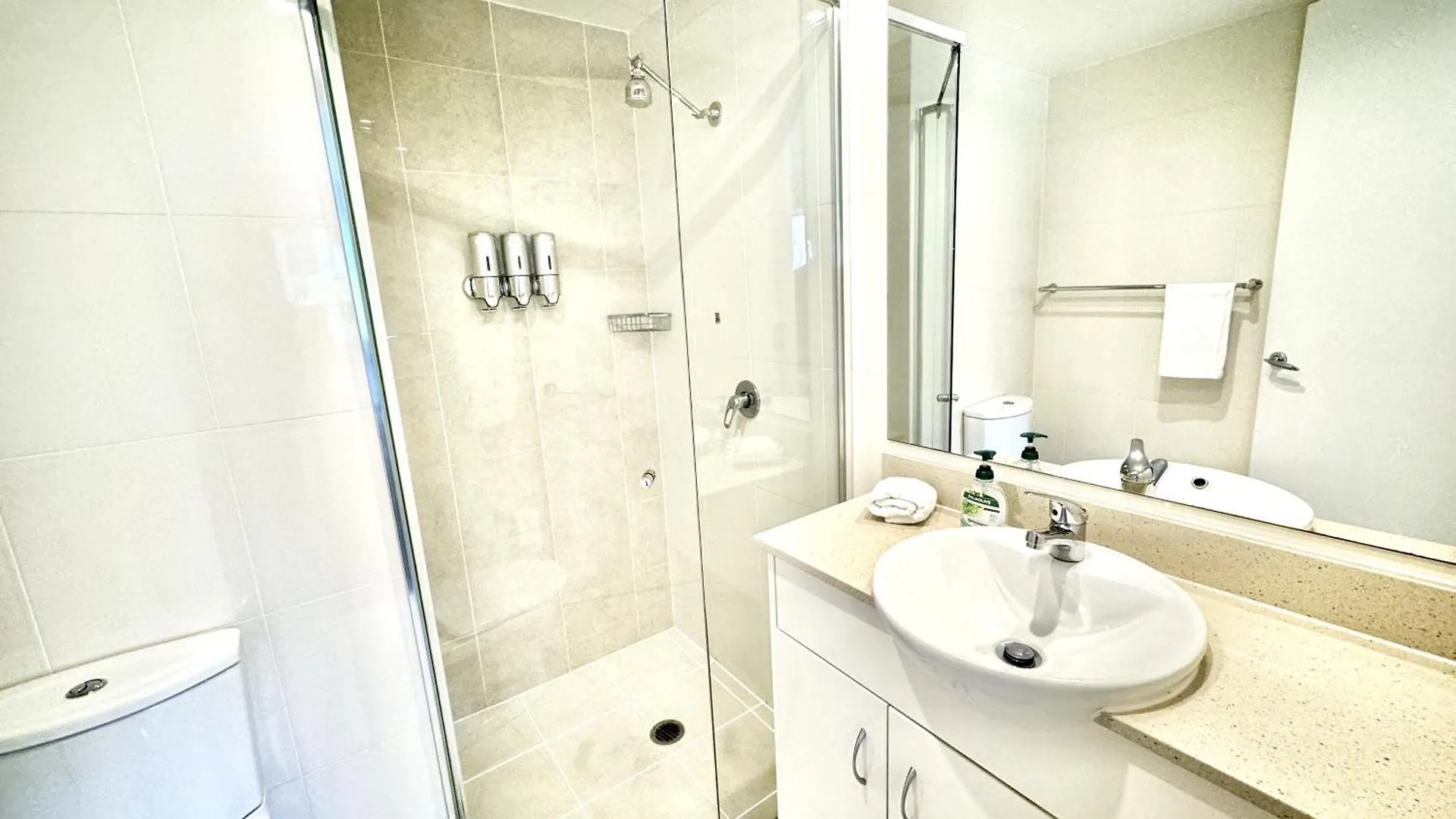 Modern 2 Bedroom Apt Near Tram & Ocean Apartment