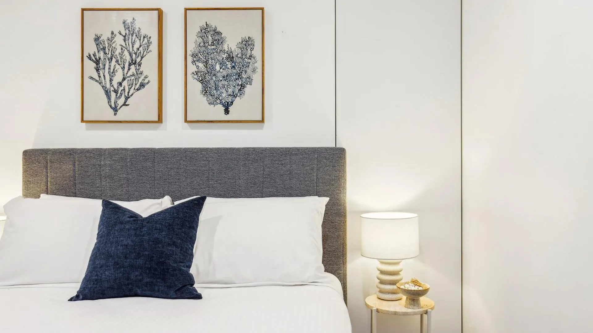 Circle On Cavill Luxe 2-bed With Views & Pool Apartment *