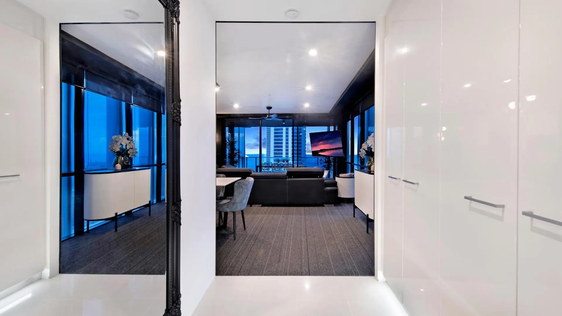 Apartment Two Bedroom Self Contained - Circle On Cavill - Privately Managed