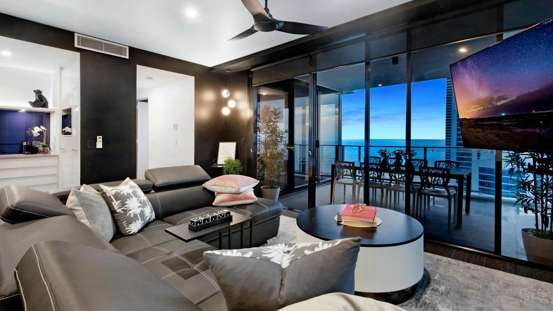 Two Bedroom Self Contained - Circle On Cavill - Privately Managed Gold Coast